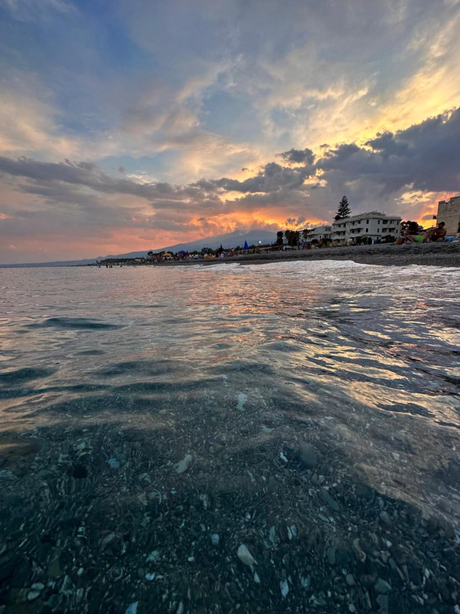 Appartamento I Puritani On The Beach Giardini-Naxos Exterior foto