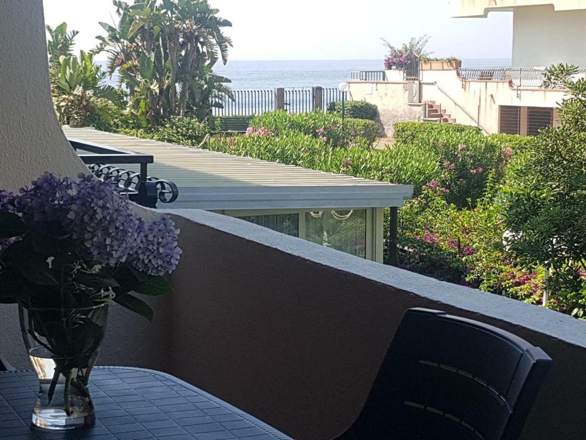 Appartamento I Puritani On The Beach Giardini-Naxos Exterior foto
