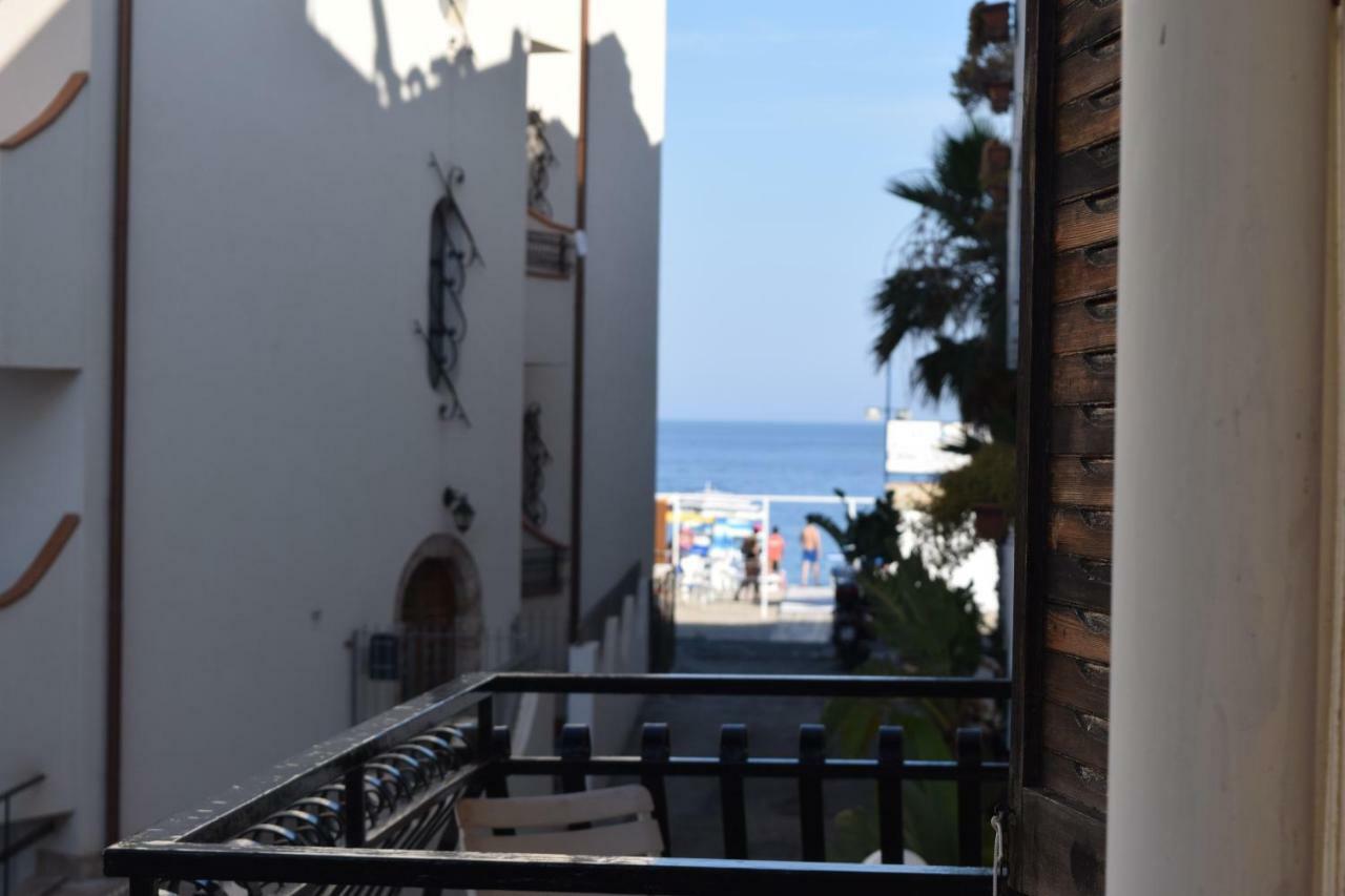 Appartamento I Puritani On The Beach Giardini-Naxos Exterior foto